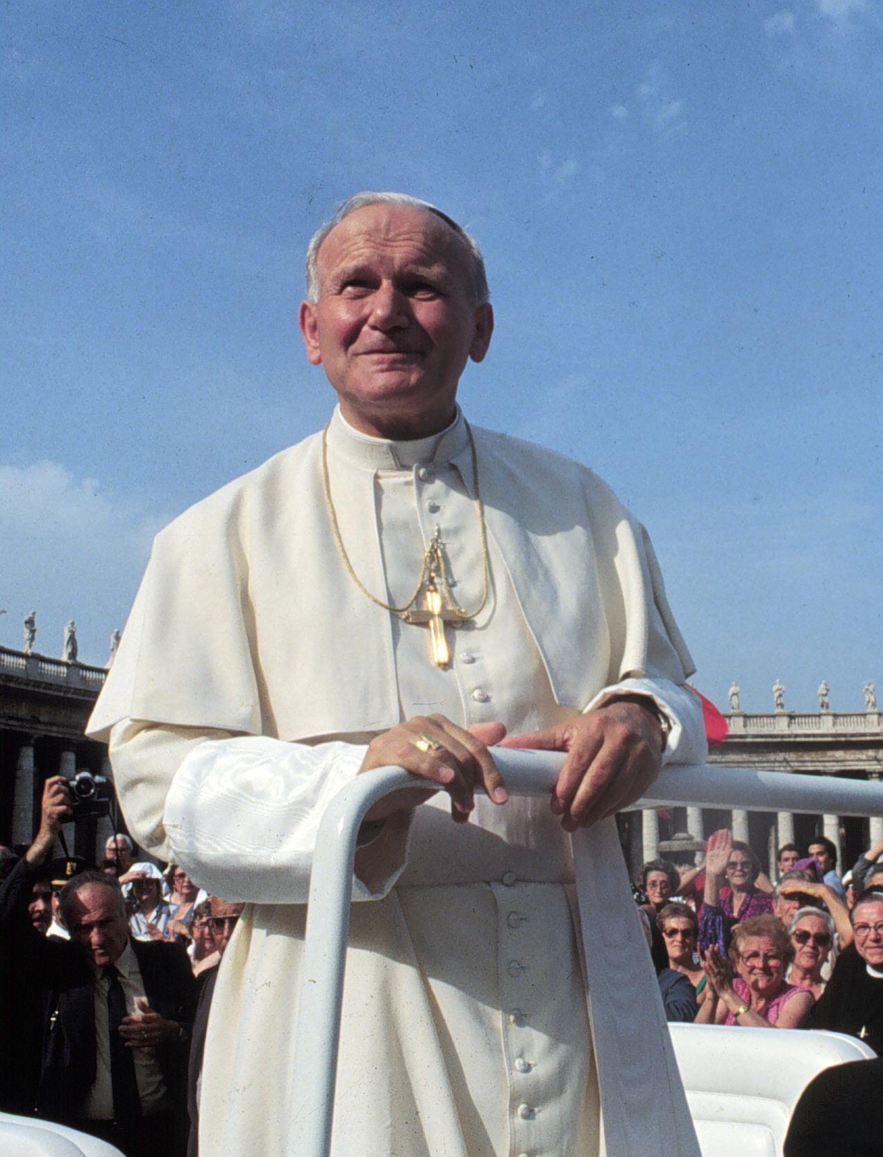 La bandiera bianca di Francesco, la bandiera di pace di Giovanni Paolo II