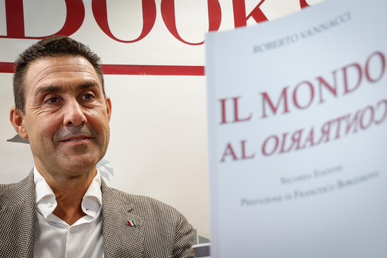 Vannacci a Le Pen: “Raddrizziamo questo mondo sottosopra”