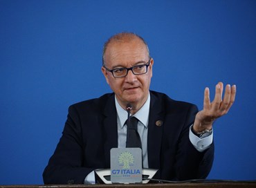 Valditara: “Cellulare vietato in classe per Elementari e Medie”