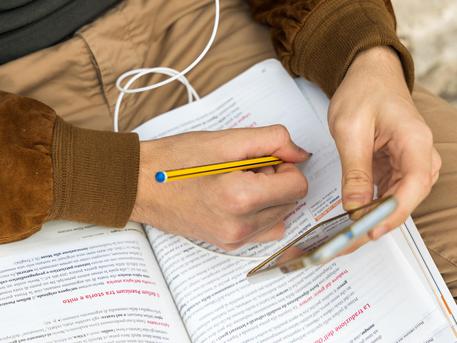 Scuola, la rivoluzione di Valditara: “Via i cellulari anche per scopi didattici”
