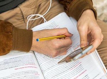 Scuola, la rivoluzione di Valditara: “Via i cellulari anche per scopi didattici”