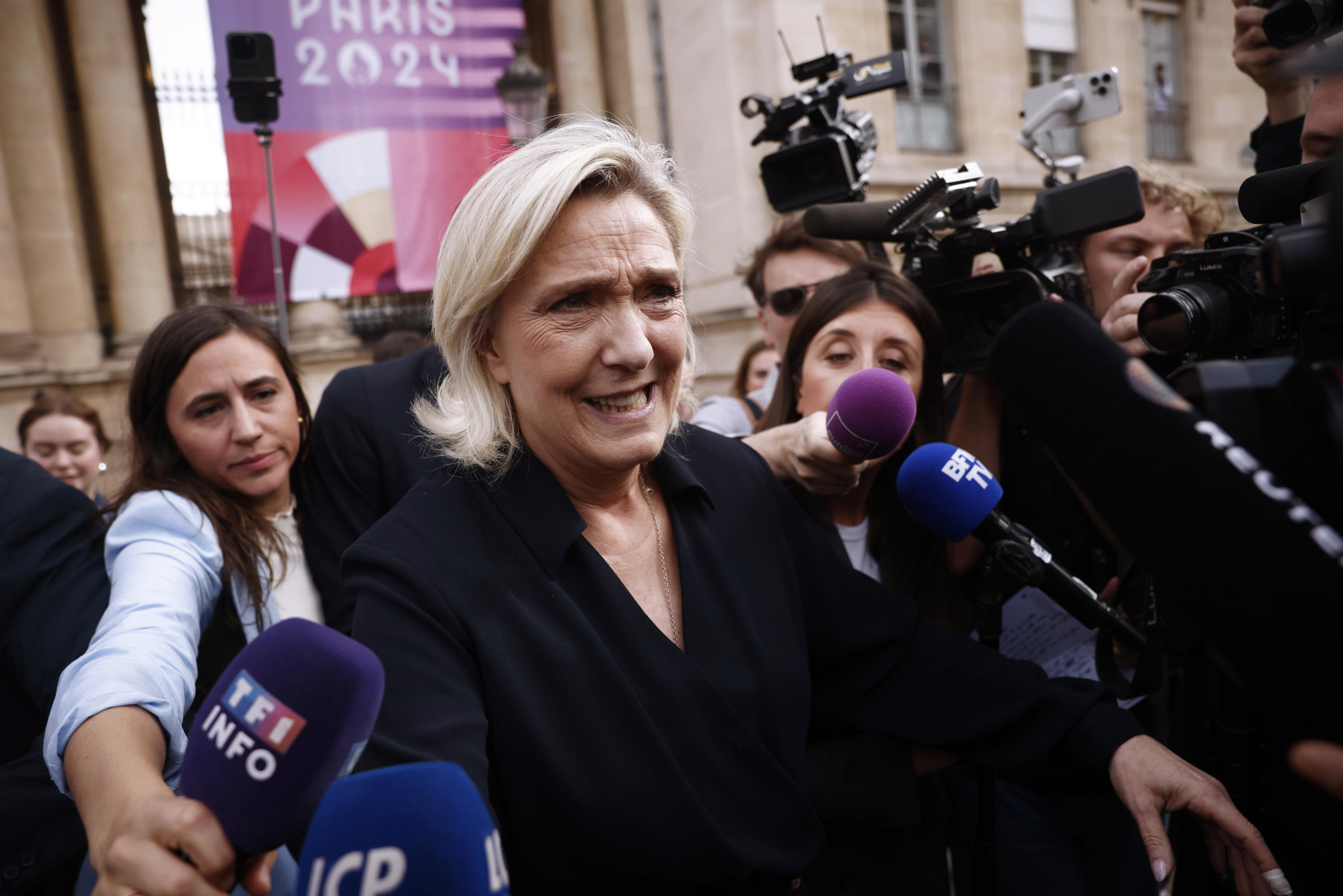 Da Macron un “circo indegno”: bordata di Le Pen