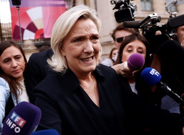 Da Macron un “circo indegno”: bordata di Le Pen