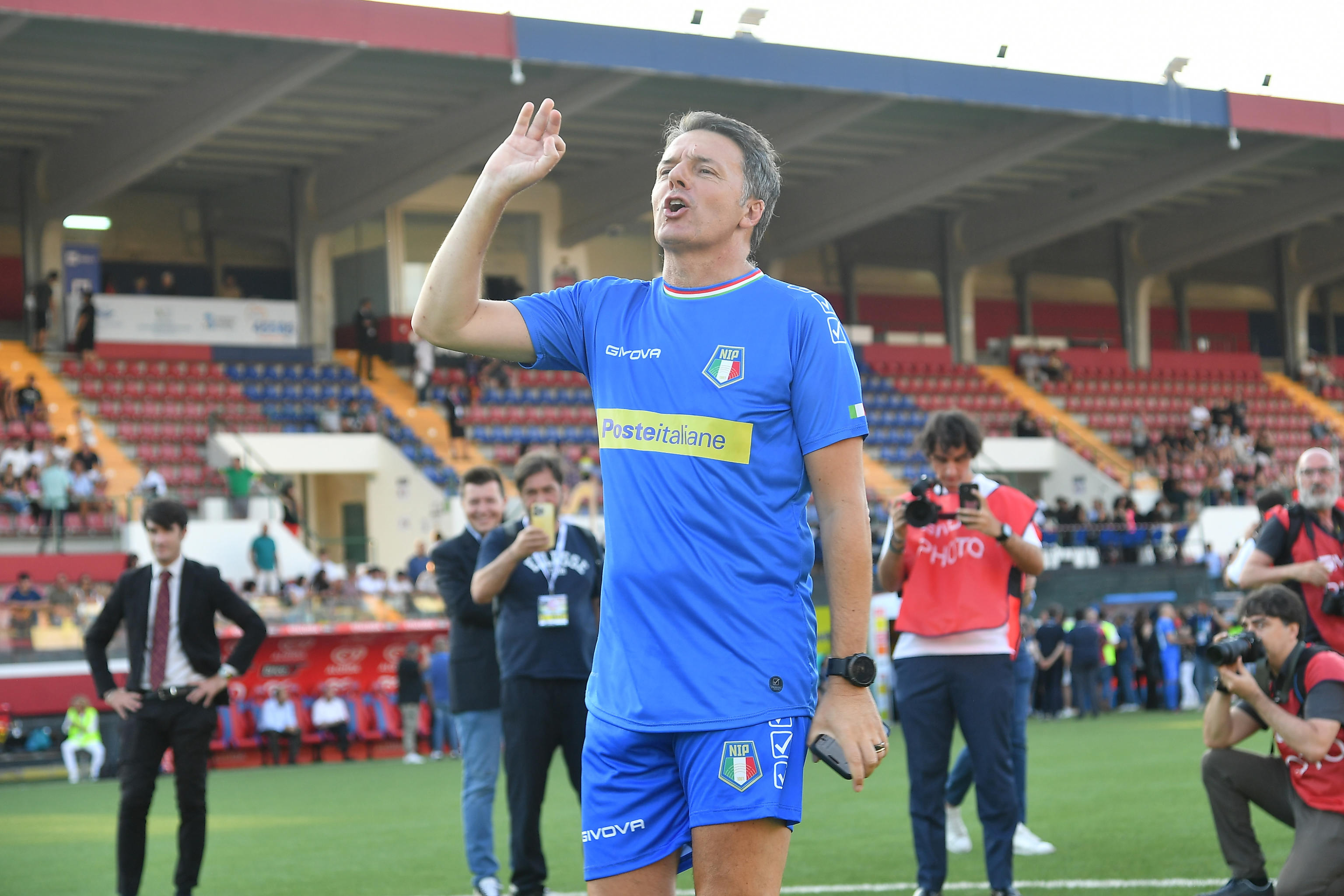 Renzi: chi troppo in alto sale cade sovente