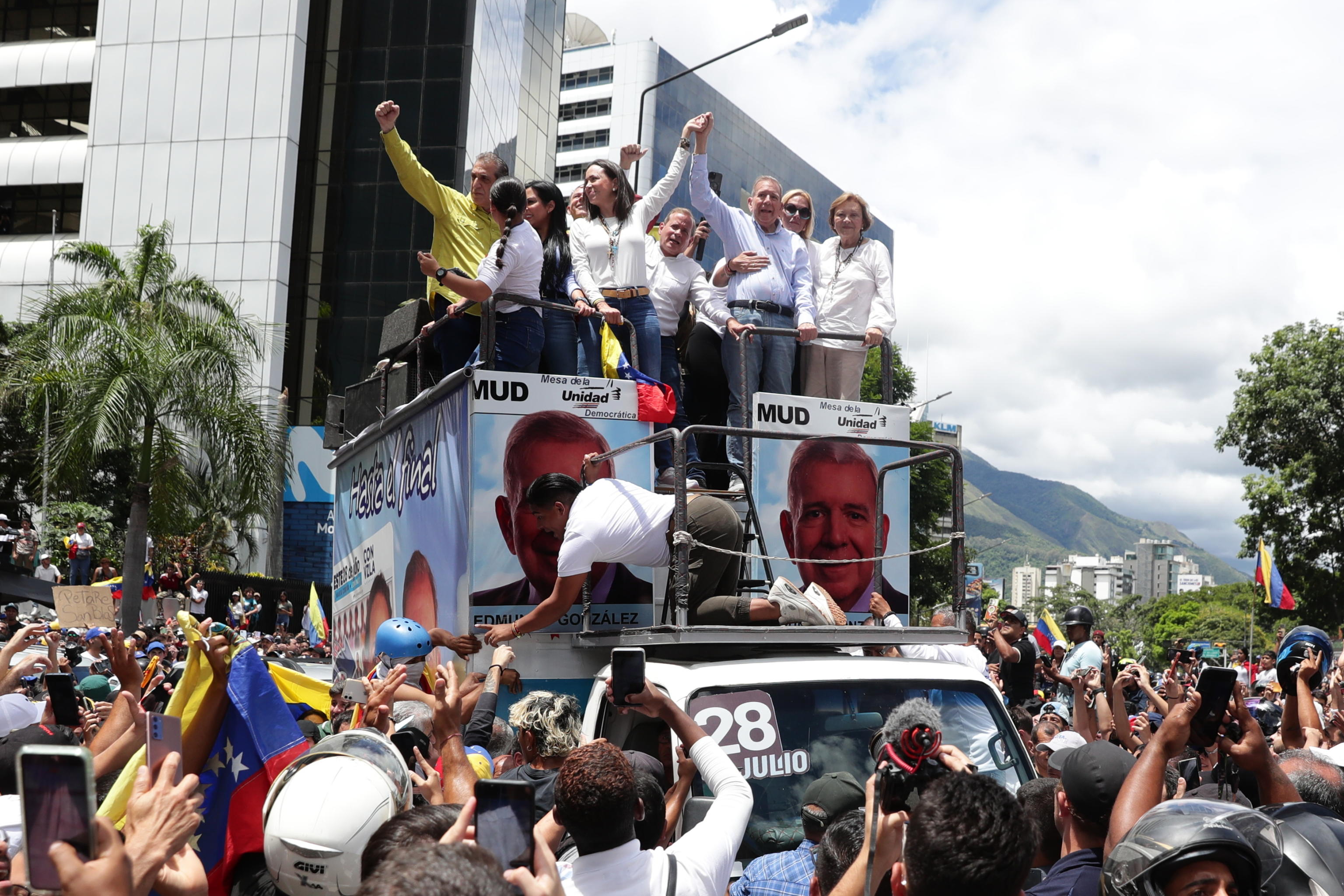 Proteste di piazza, Maduro occupa Miraflores