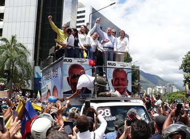 Proteste di piazza, Maduro occupa Miraflores