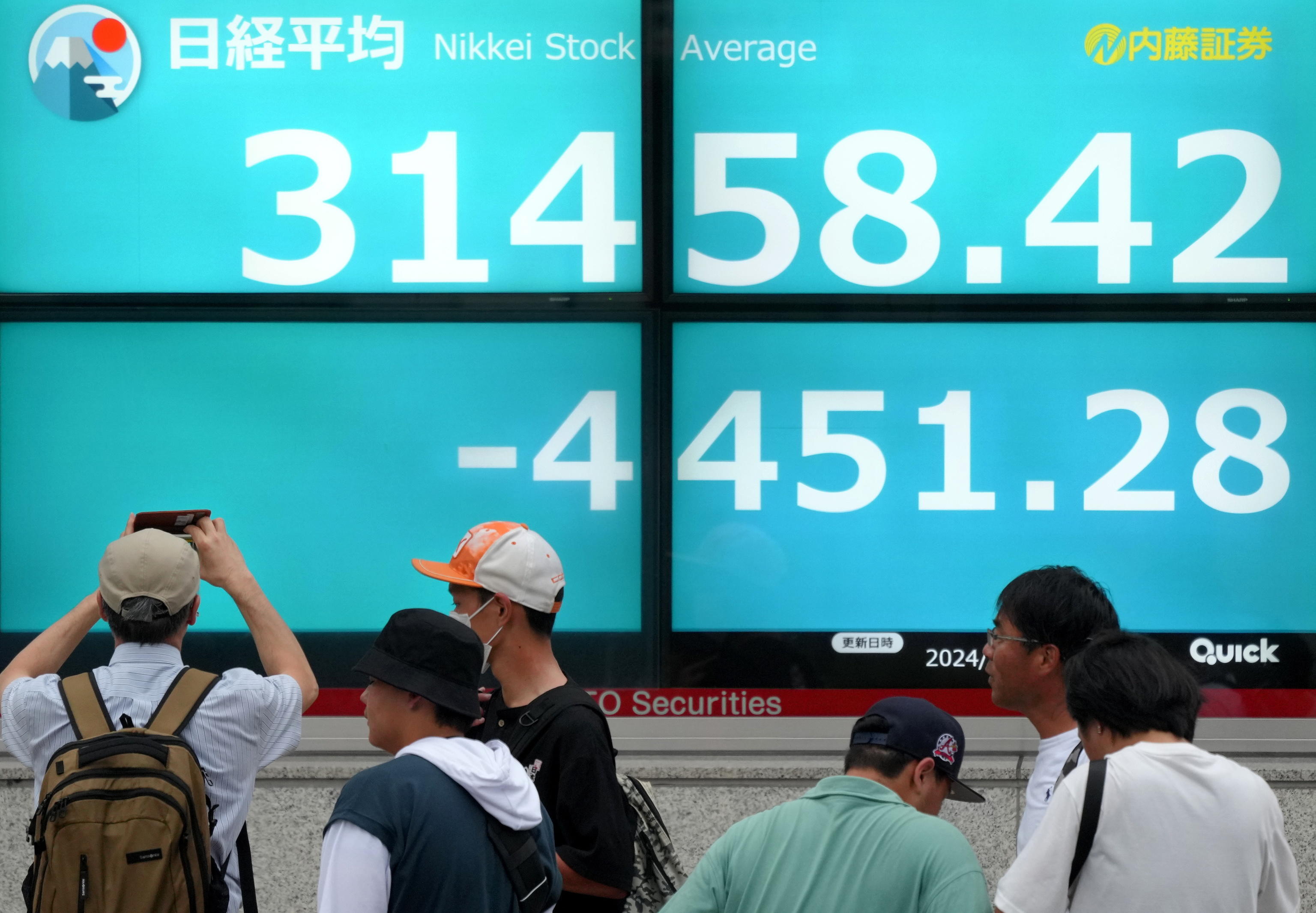 Crolla la borsa di Tokyo, tonfo Bitcoin e male l’Eurozona