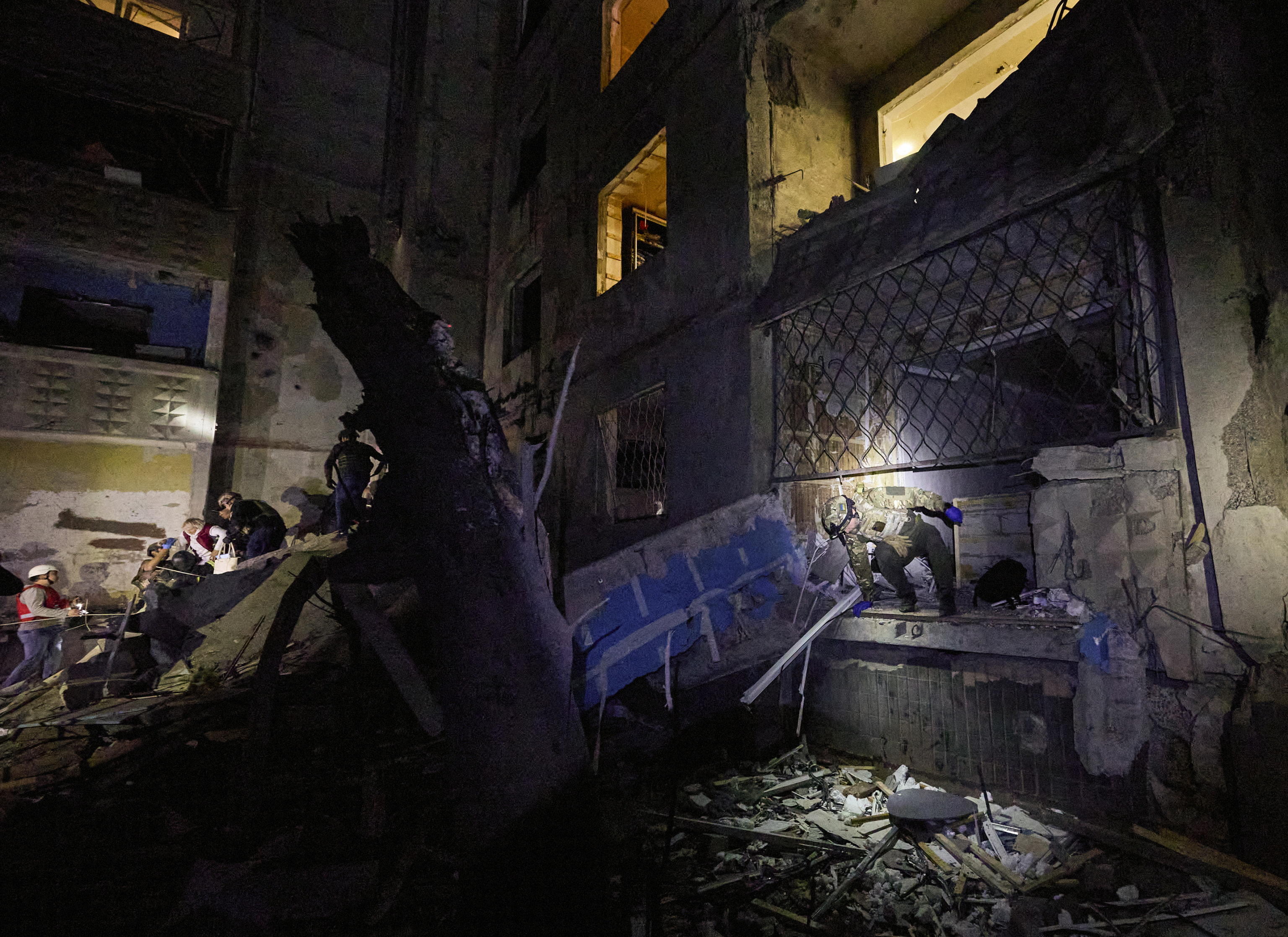 Colpiti i depositi russi, il Cremlino intensifica i bombardamenti