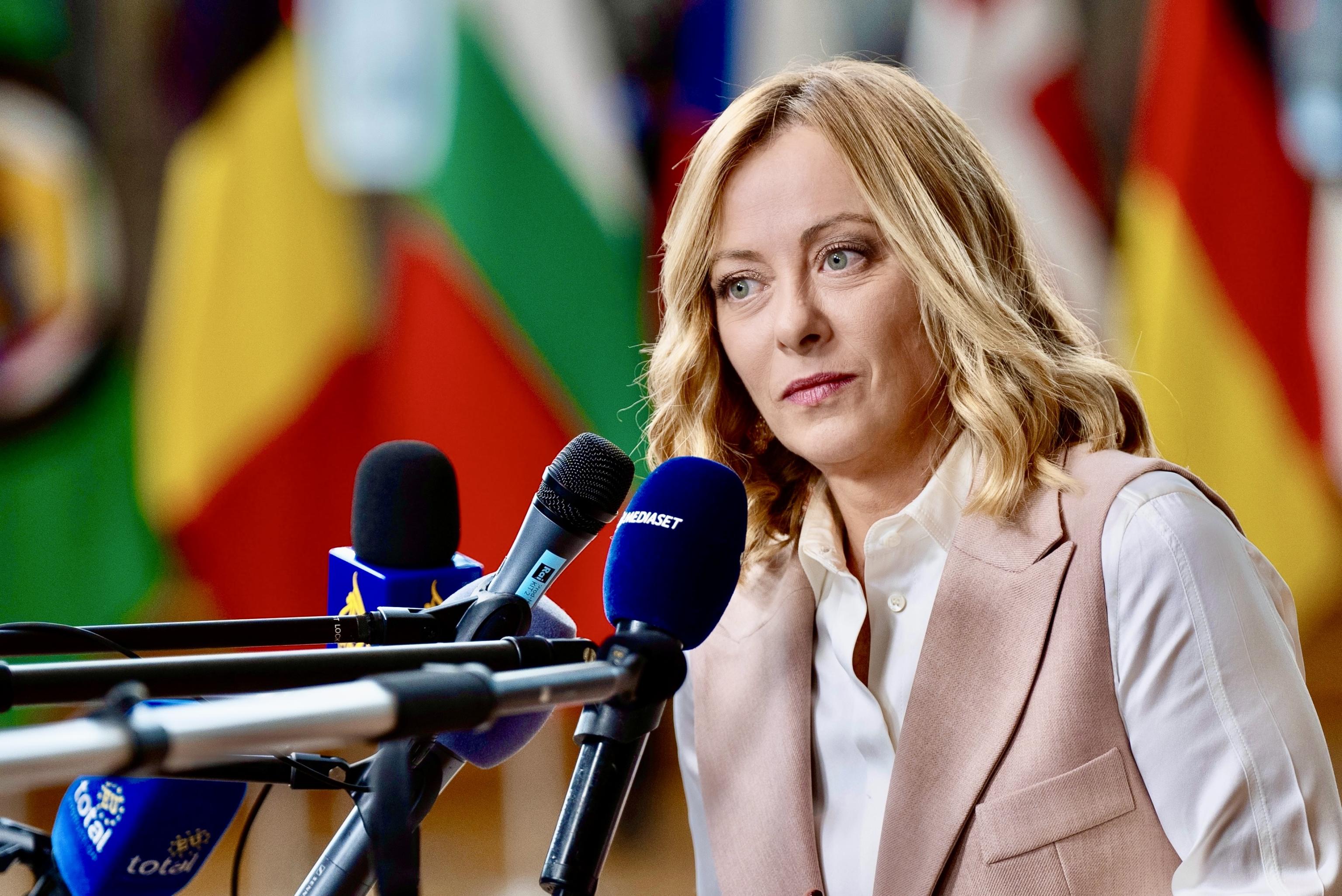 Carta vincente: la stretta immigratoria di Giorgia Meloni