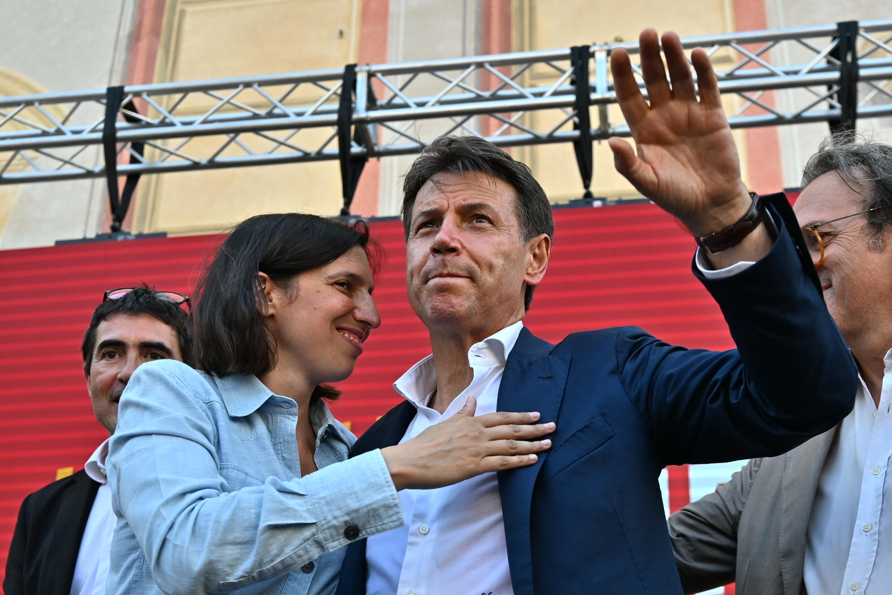 Prima sfasciano i conti e poi criticano