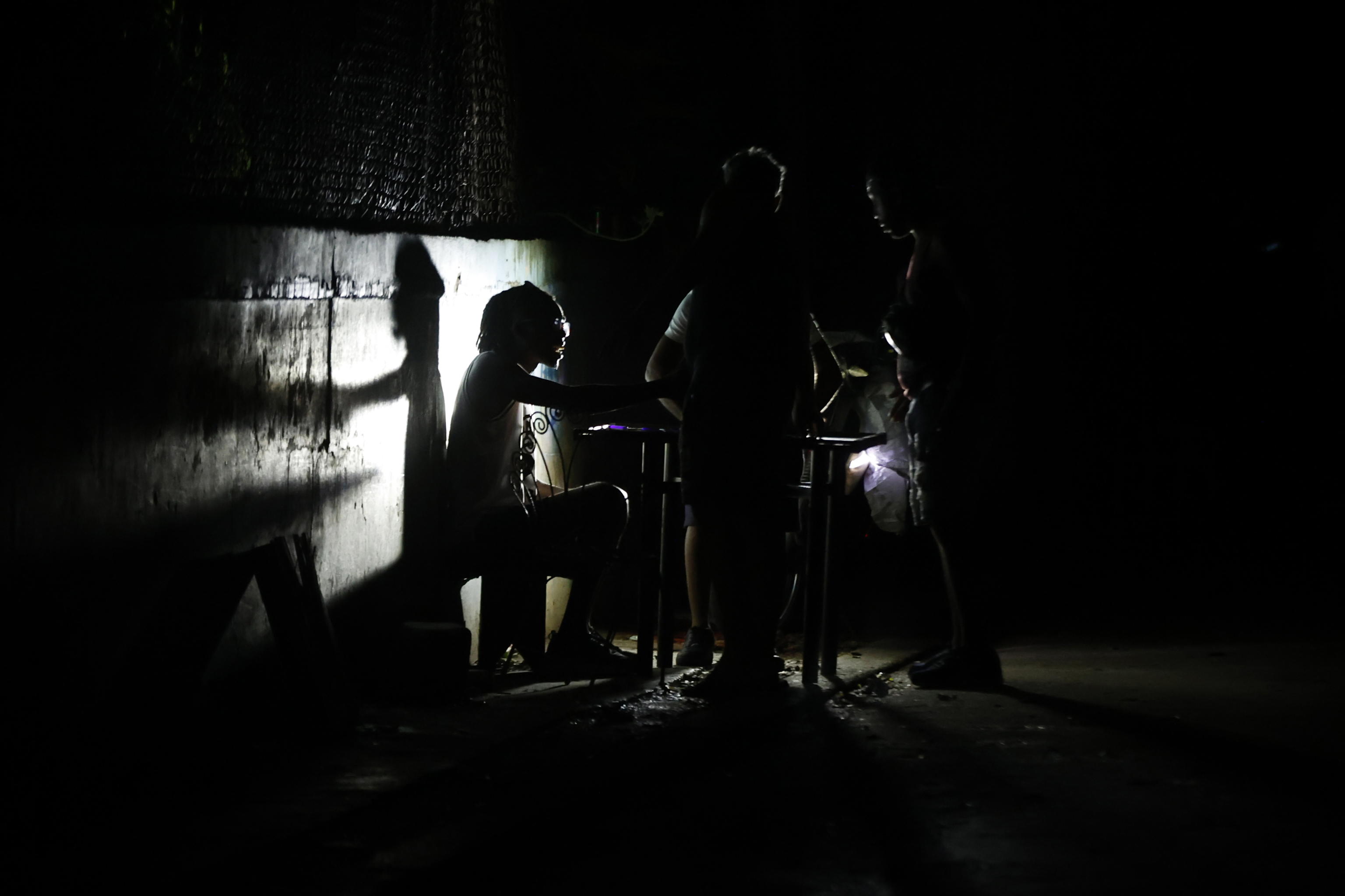 Cuba al buio, arriva anche l’uragano