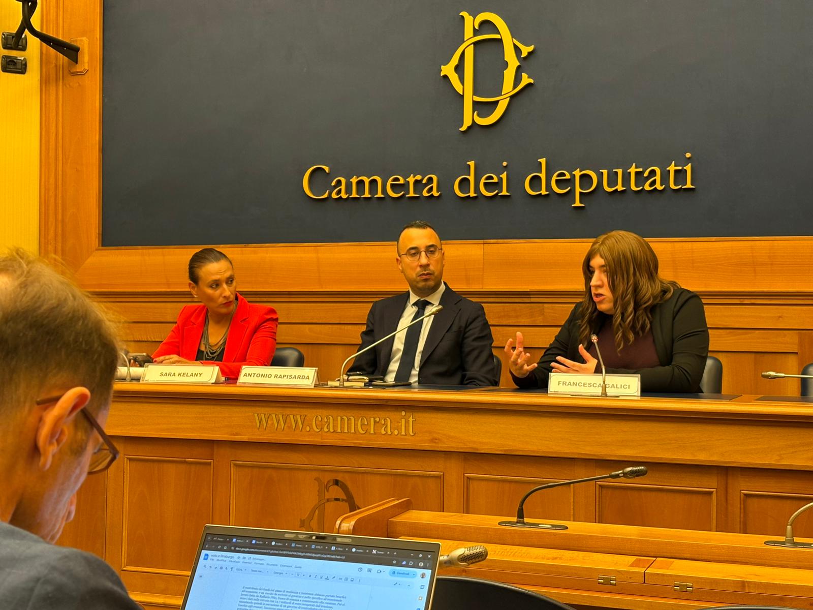 L’invasione: trafficanti di esseri<br>umani e propaganda