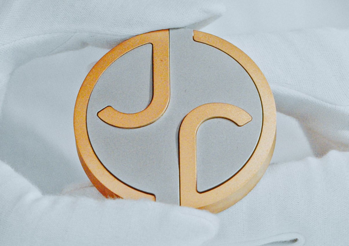 Ecco il nuovo, criticato logo, della Jaguar