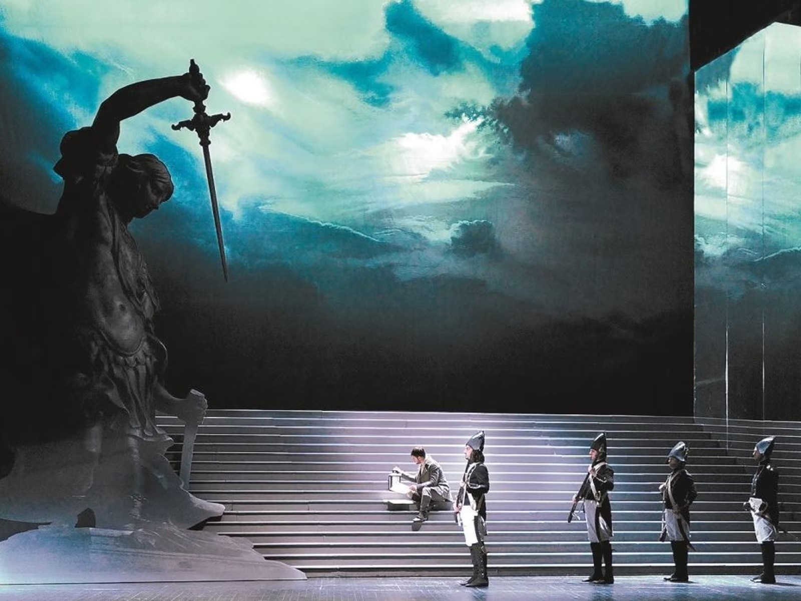 La “Tosca”  stasera al Petruzzelli, per la regia di Hugo de Ana