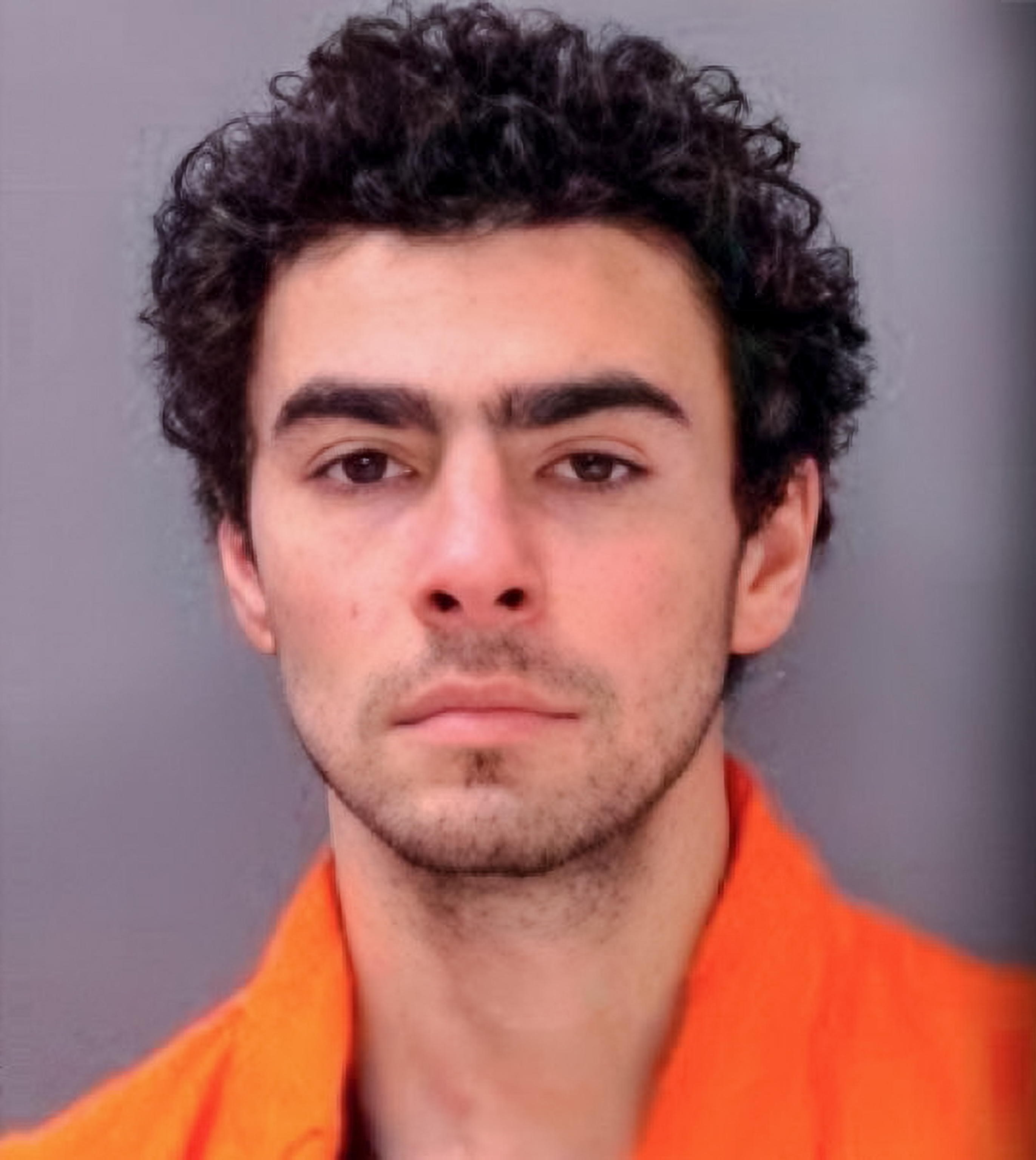 Mangione incriminato per omicidio, ipotesi terrorismo