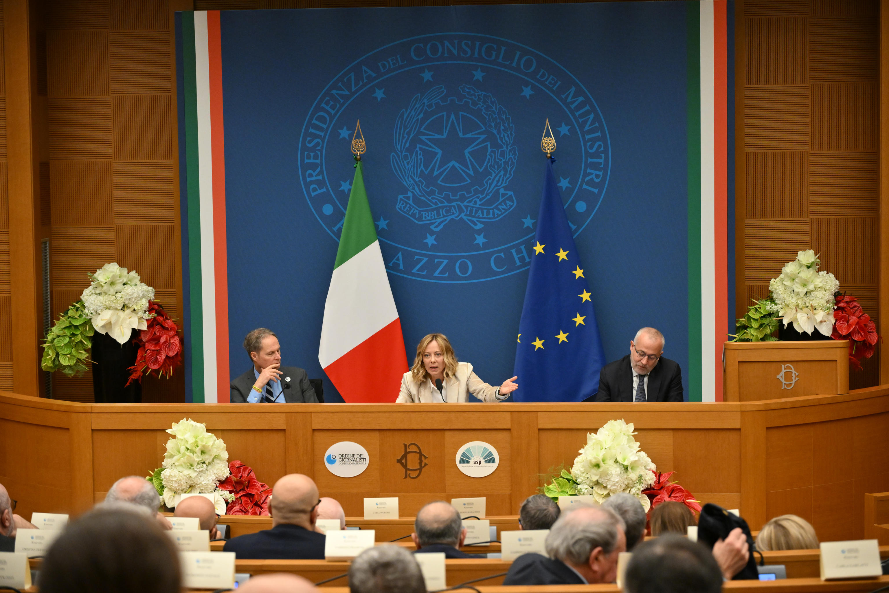 Meloni: lunga conferenza stampa con i giornalisti
