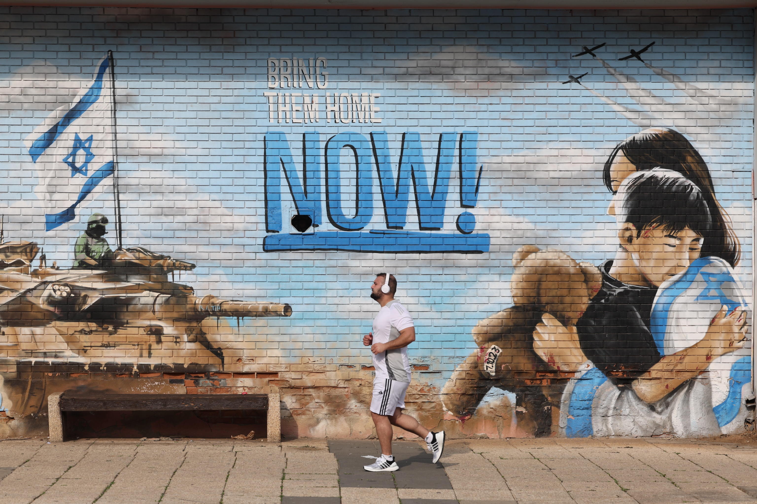 La tregua è ufficiale: ecco l’elenco degli ostaggi