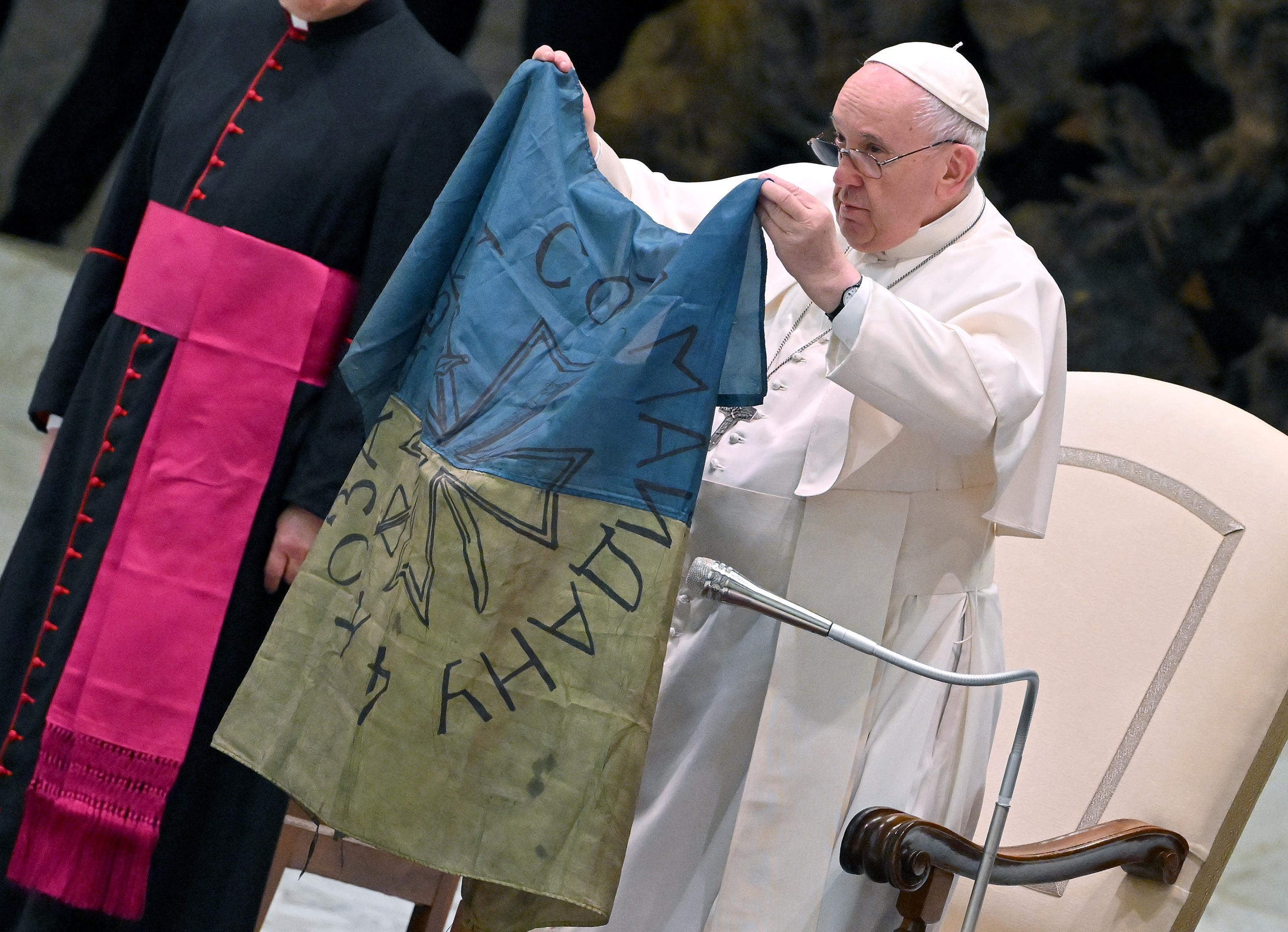 Papa Francesco viola l’insegnamento cattolico rendendo falsa testimonianza contro Israele