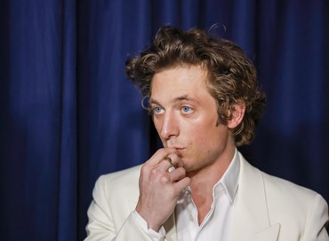 Jeremy Allen White sarà protagonista della serie “Enigma Variations”