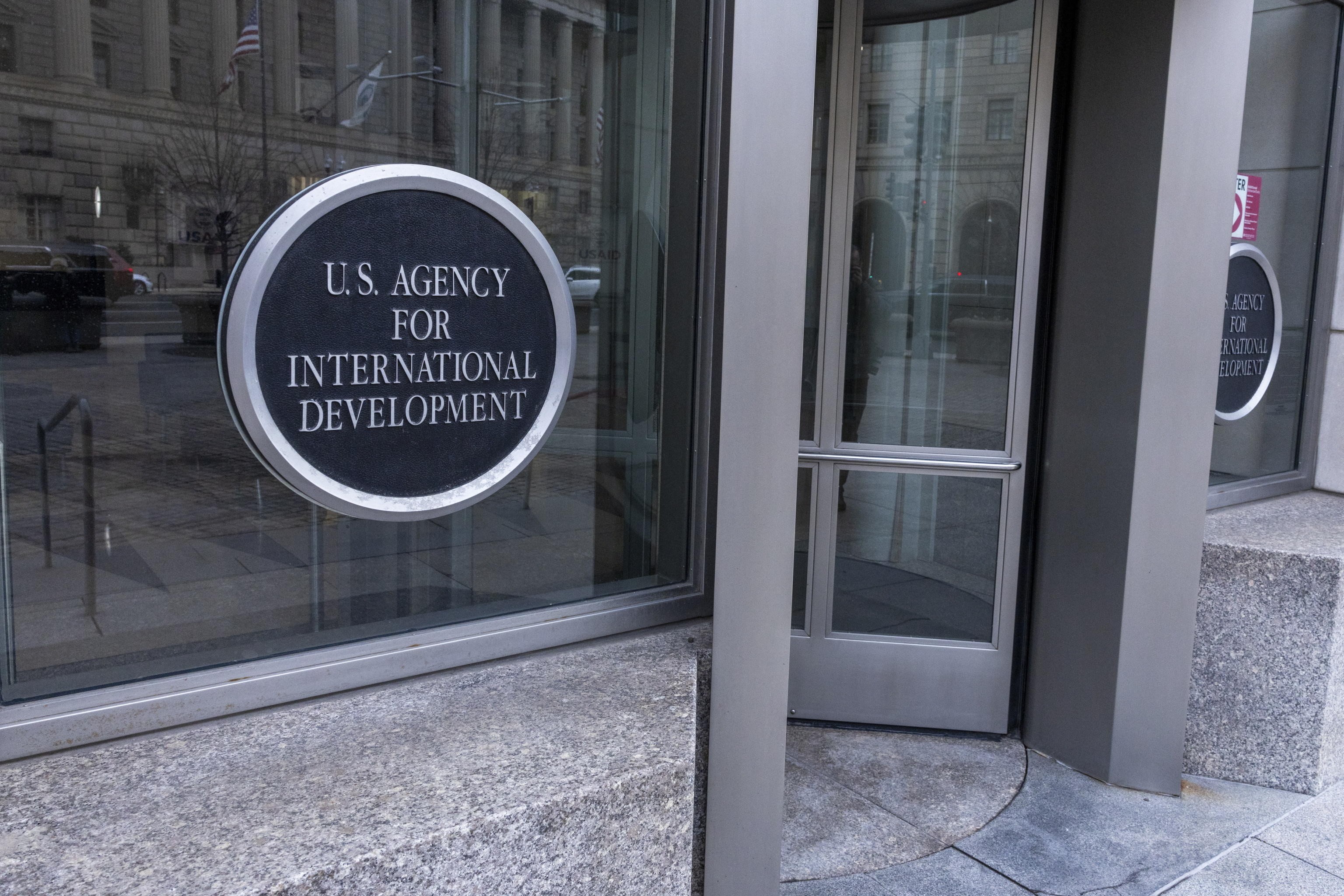 Coperte, bombe o tangenti: perché fornire aiuti esteri?