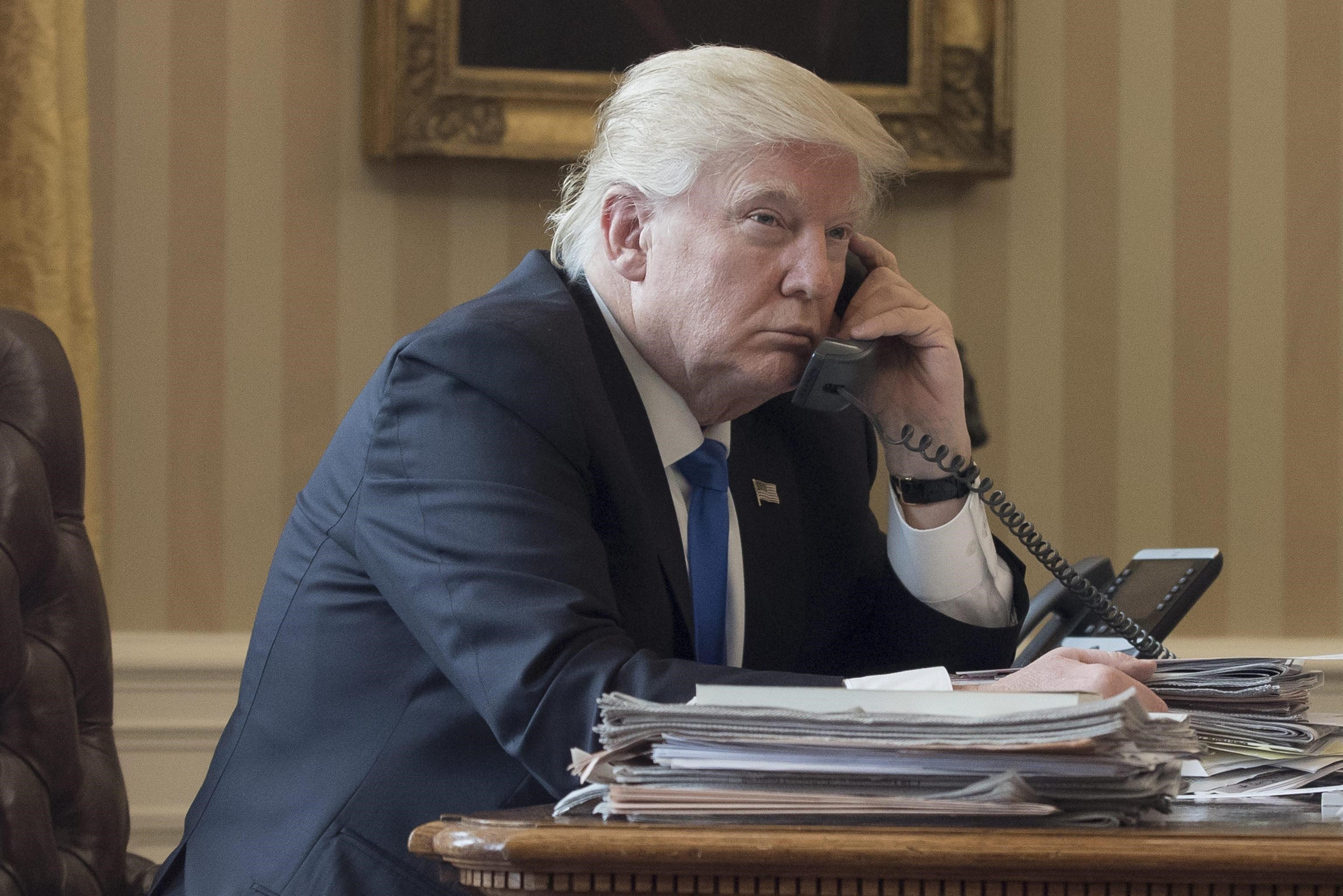 Se telefonando: Trump e Putin avviano i negoziati