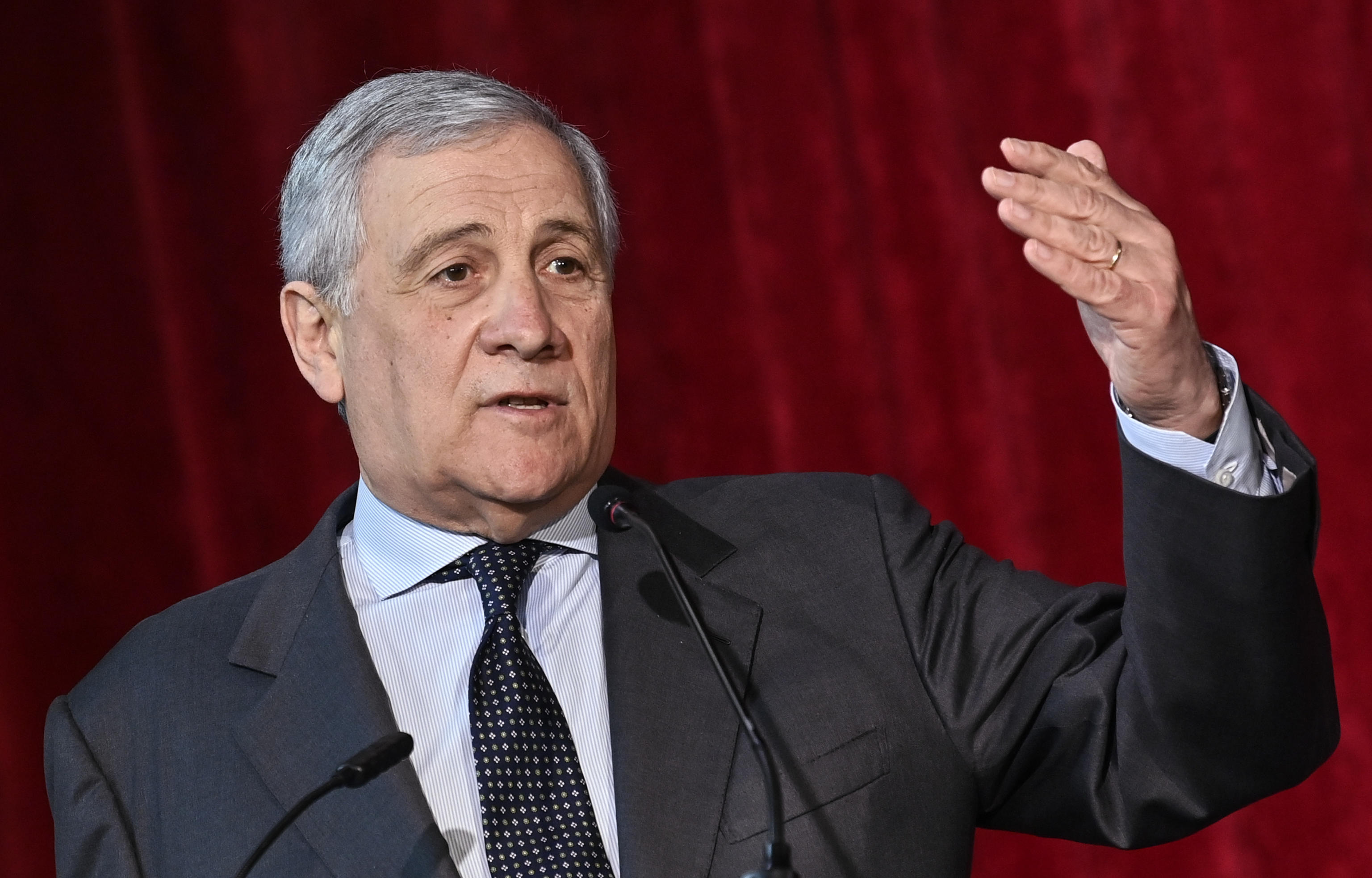 Tajani: “L’Ue deve sedersi al tavolo sull’Ucraina per le sanzioni”