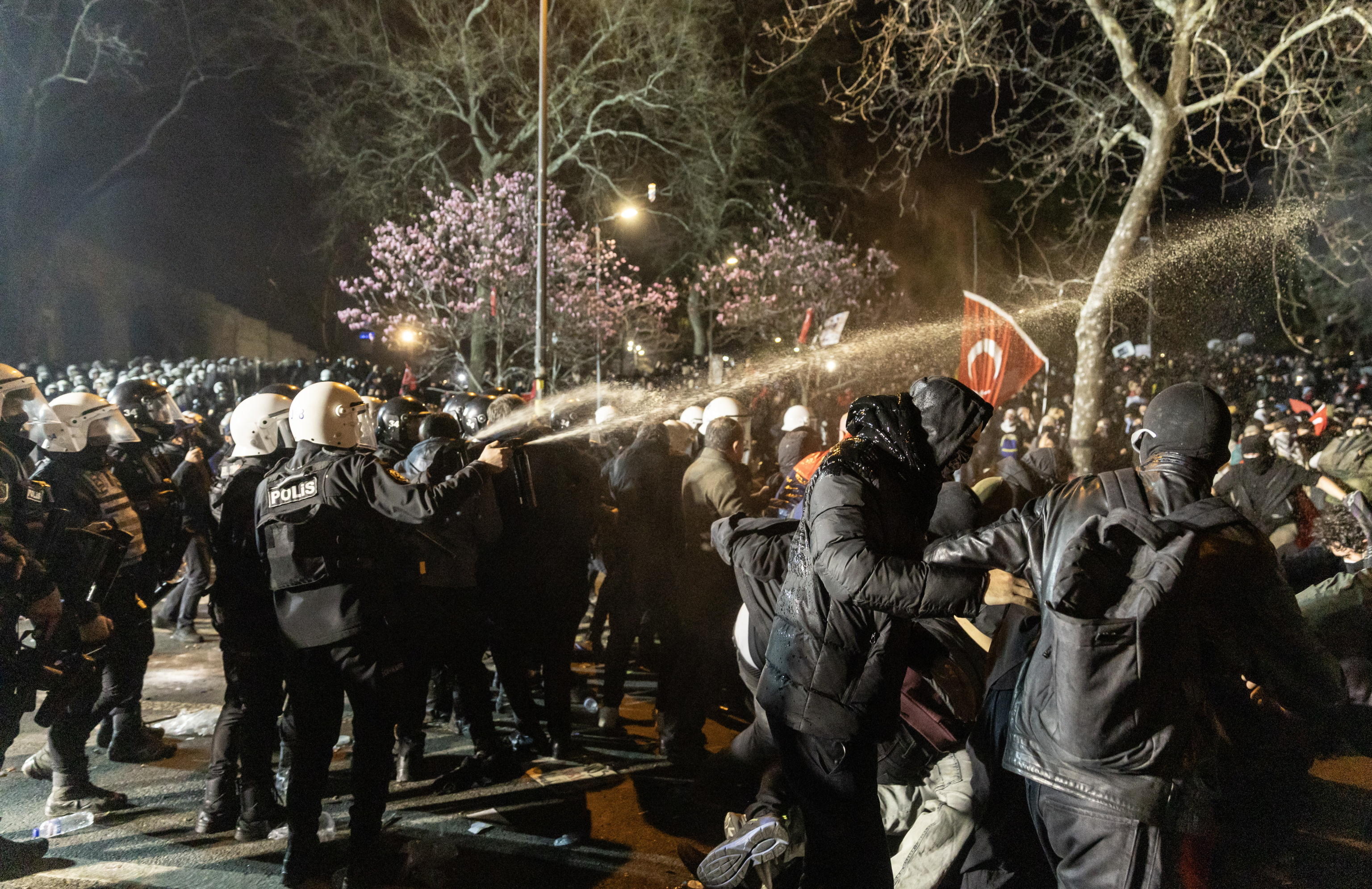 Caos in Turchia: arrestati anche i giornalisti