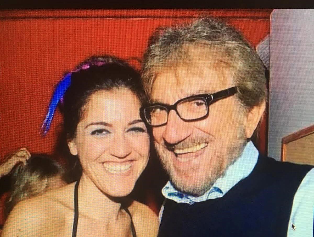 Contro l’odio ecco il sarcasmo di Carlotta Proietti