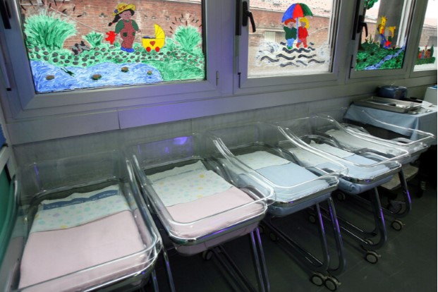 Istat, le nascite sono ai minimi ma si allunga l’aspettativa di vita