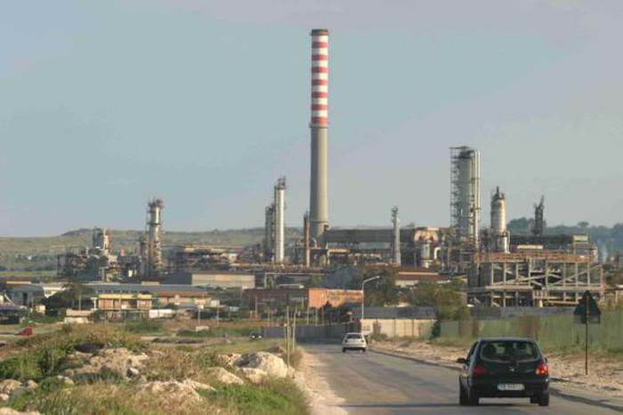 Petrolchimica italiana: cronaca di un declino storicamente indotto