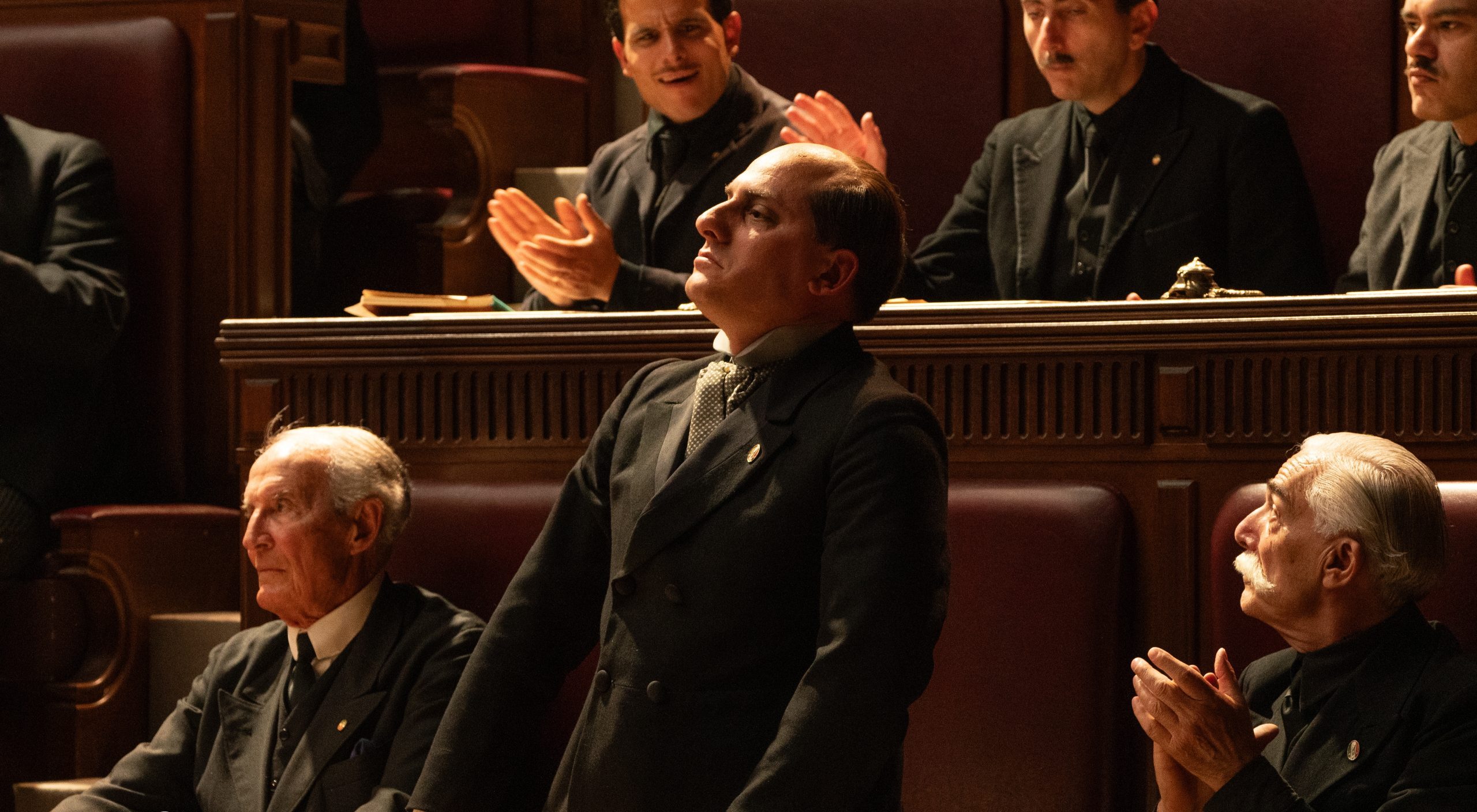 Visioni. “M- Il figlio del secolo”, la strepitosa miniserie di Joe Wright