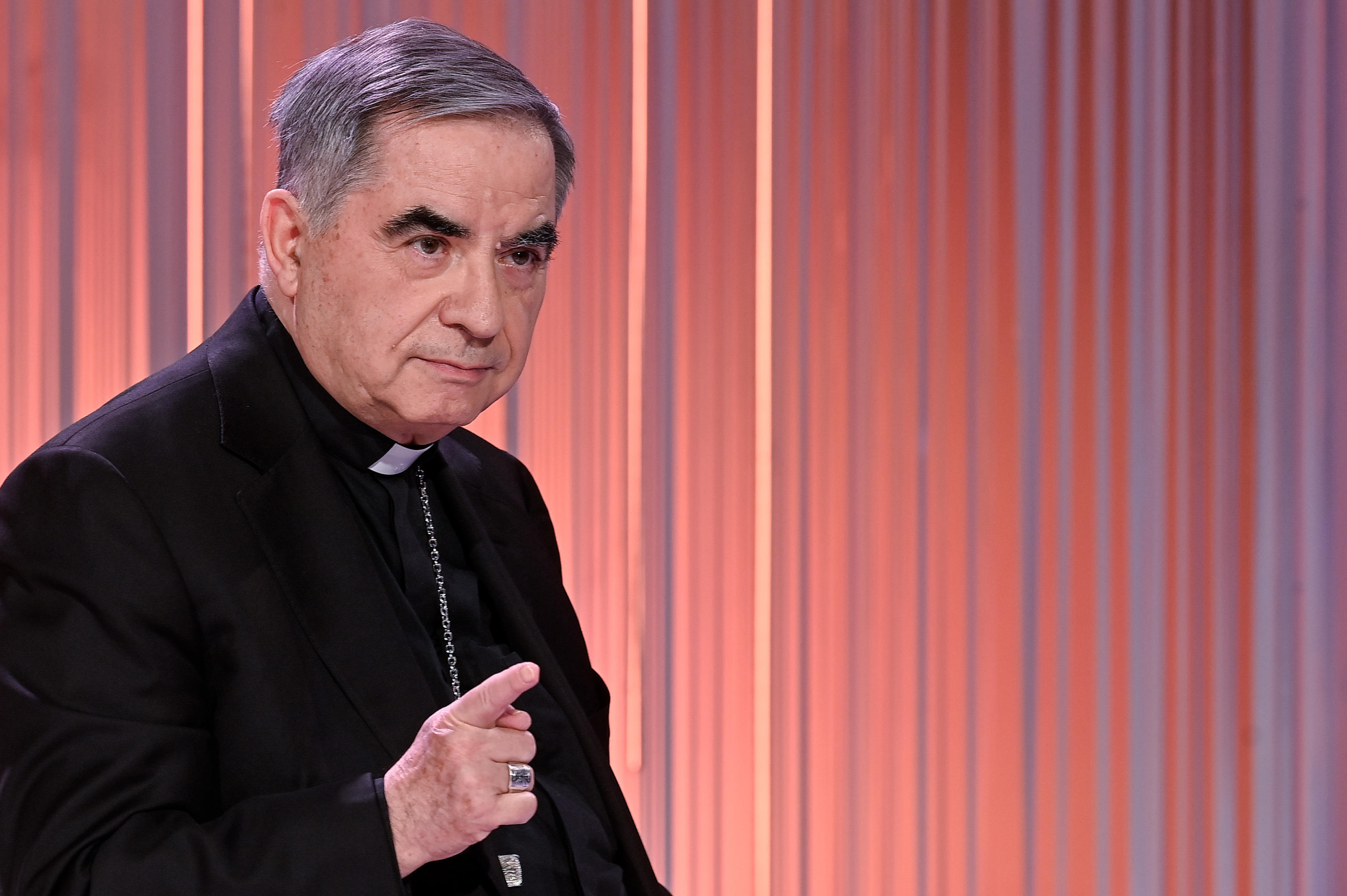 Becciu: “Obbedisco a Francesco, non entro in Conclave”