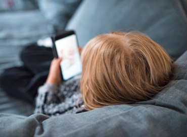 Rapporto Ocse: bambini in ansia senza smartphone