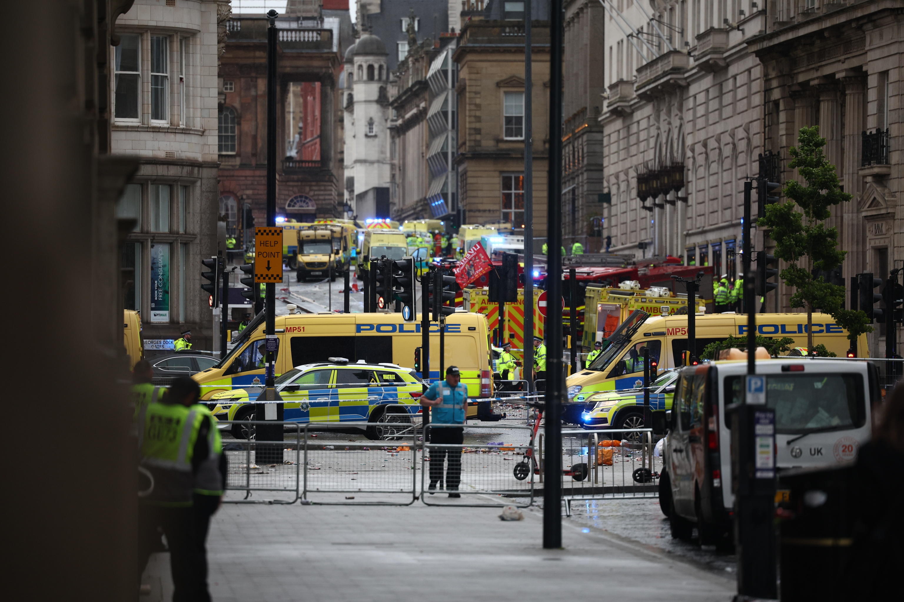 Auto sulla folla alla parata del Liverpool