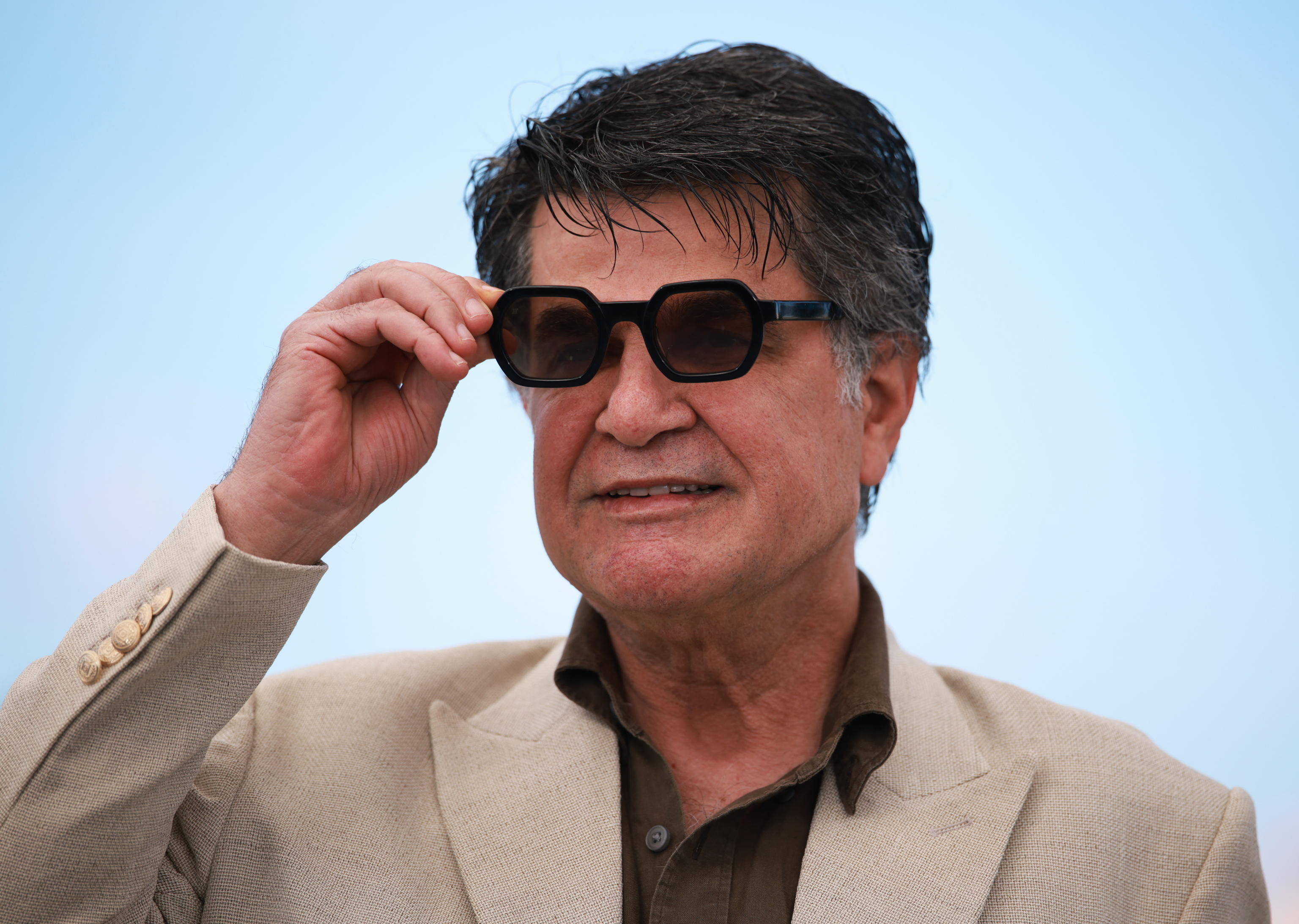 Jafar Panahi acclamato dai sostenitori a Teheran