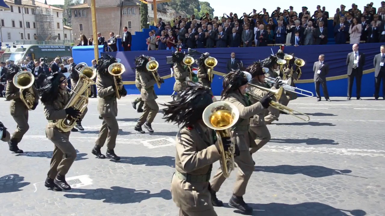 Parata del 2 giugno: esultanza per i Bersaglieri