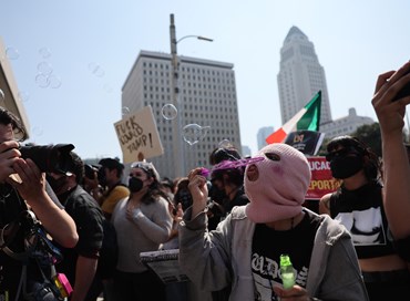 Los Angeles, sindaca contro Trump ma ordina coprifuoco