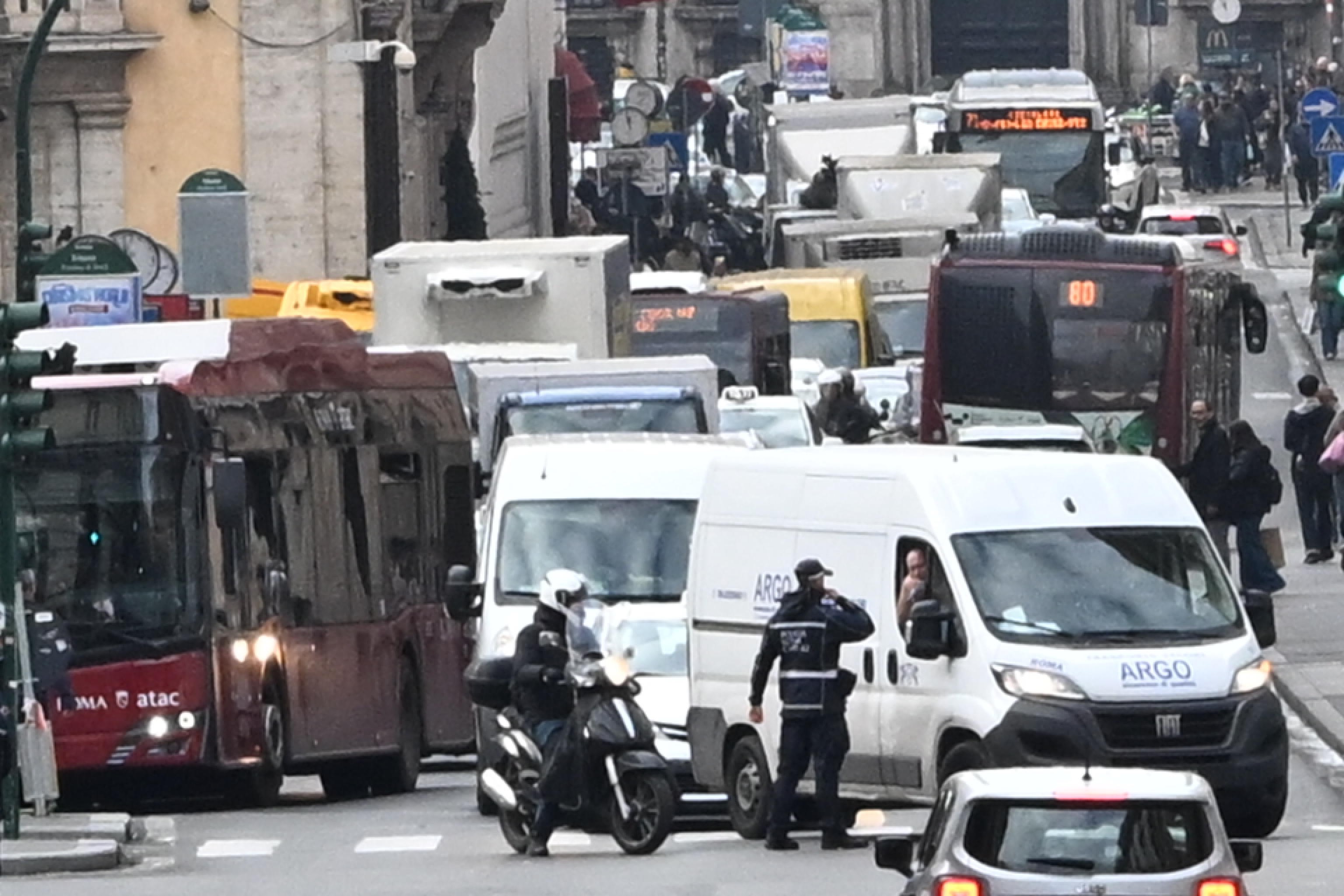 Perché a Milano e a Genova ci sono meno auto rispetto ad altre città?