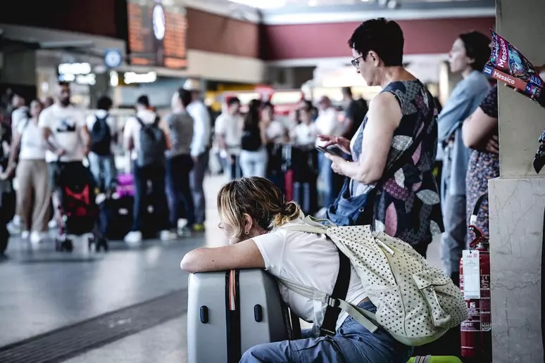 Il venerdì nero dei trasporti: treni e aerei fermi