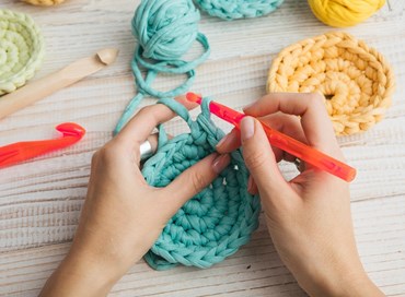 Il ritorno agli hobby manuali: benefici per la salute e per il portafogli