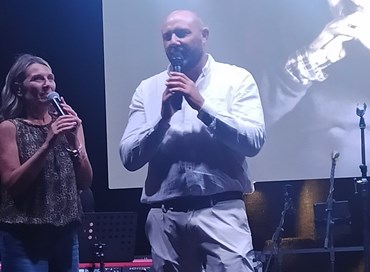 Mogol sul palco racconta Battisti: “Cantare insieme la migliore cura”