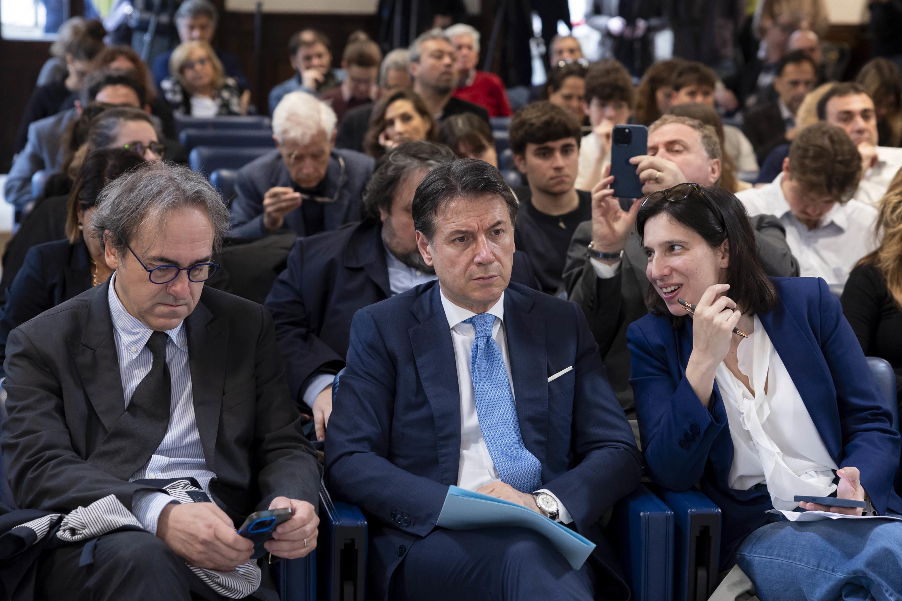 Le mosche cocchiere dell’opposizione