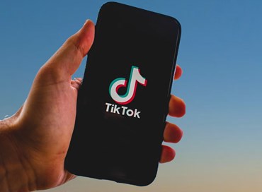 TikTok, nuove funzioni di sicurezza per adolescenti e creator