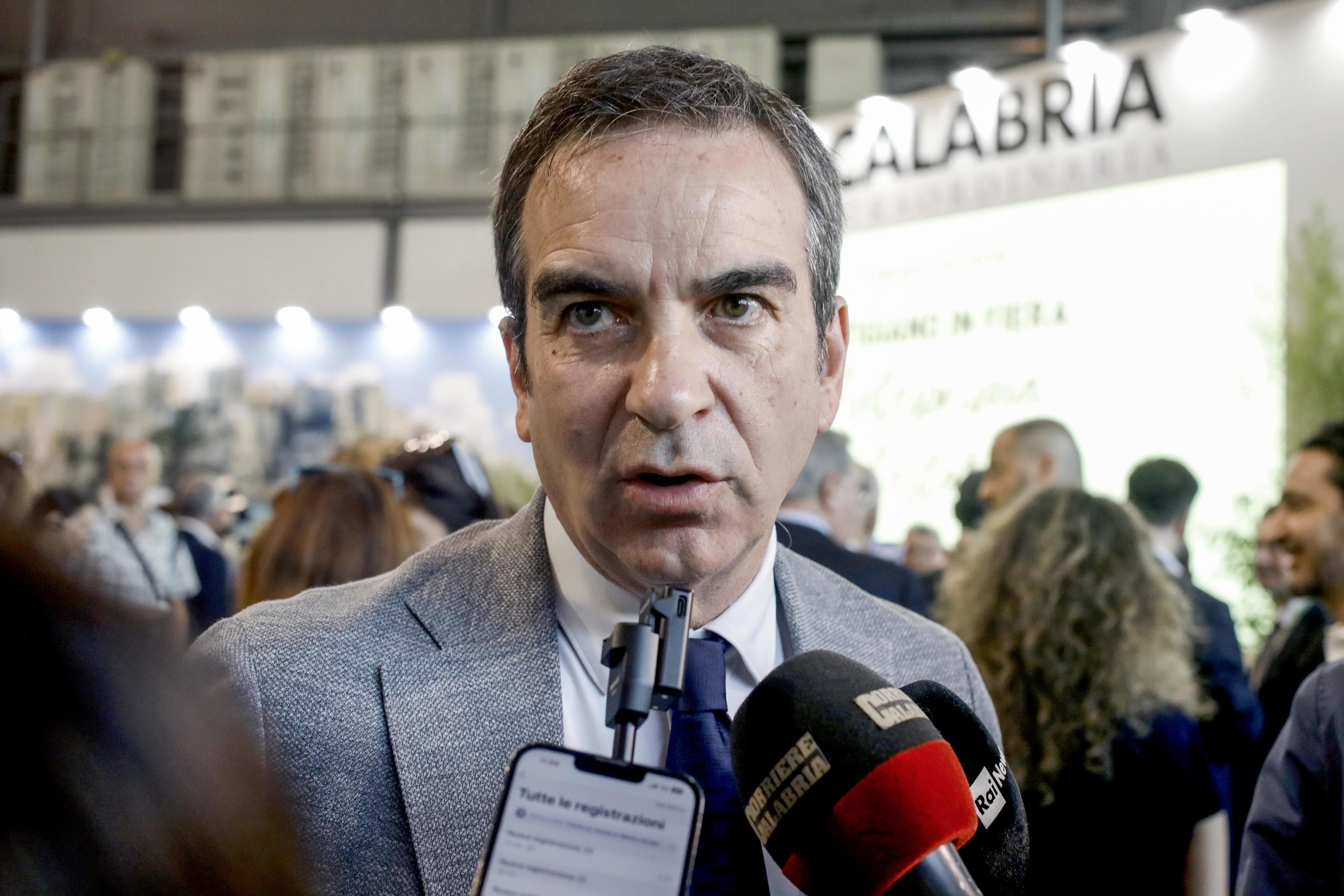 Calabria, Occhiuto si dimette e si ricandida: “Non mi faccio fermare”