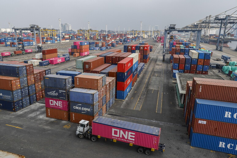 Iniziati i dazi Usa per 92 Paesi