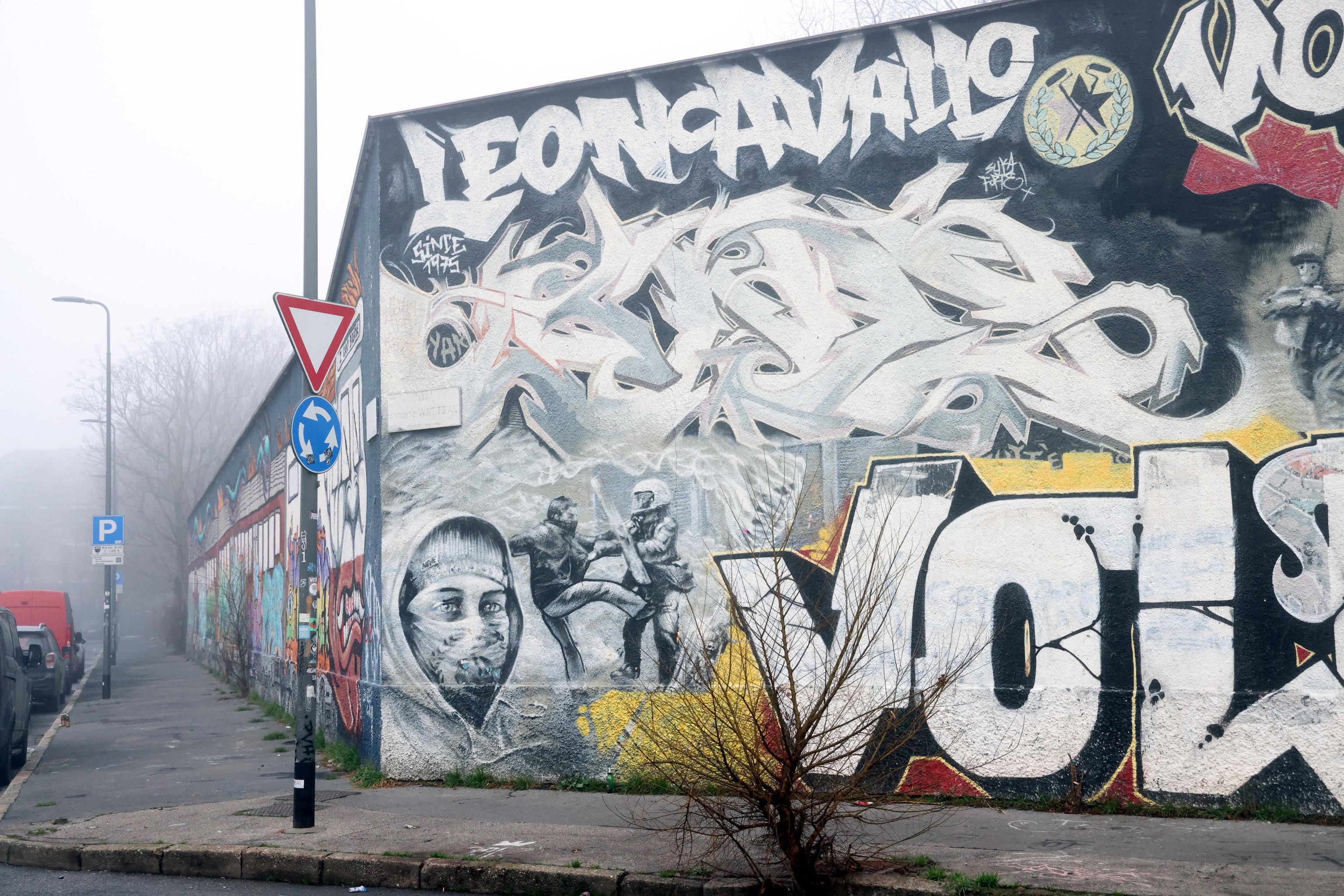 I leoncavallini sfrattati? Meglio lasciarli dentro il centro e buttare via la chiave