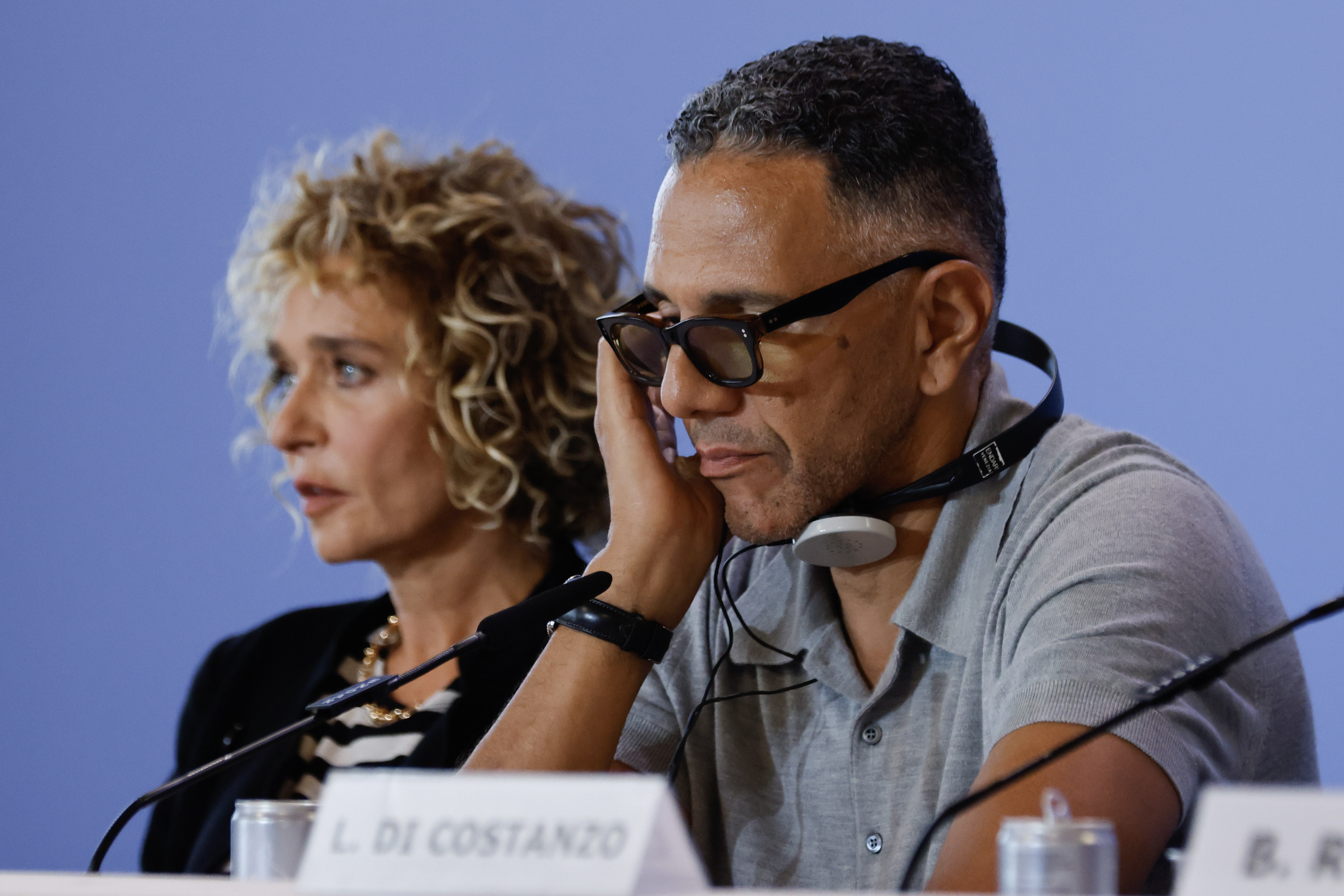 Venezia ricorda Armani, tensioni alla Biennale e grande cinema in concorso