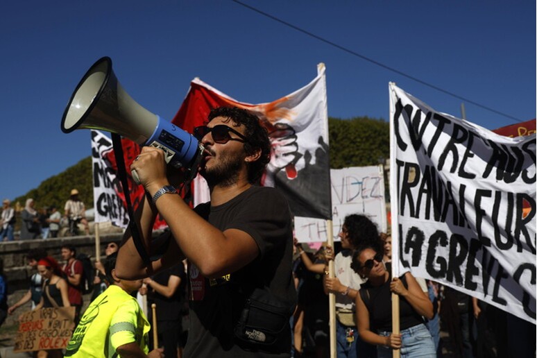 Francia, proteste in piazza contro la Finanziaria