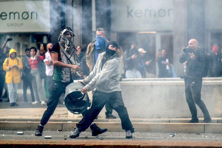 Vergogna a Milano: la violenza non aiuta Gaza, affonda l’Italia