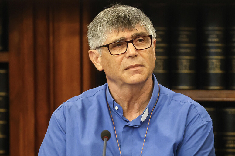 Un proiettile sull’altare: il coraggio di Padre Patriciello